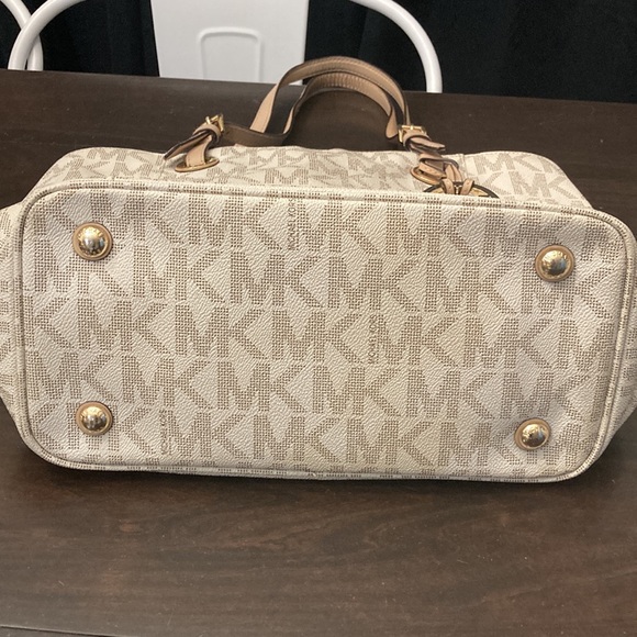 Nice Michael Kors purse - Picture 6 of 6